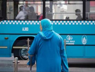Türkei. Istanbul. Balabanaga Mh. Frau an der Strassenbahn