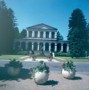 Bad Brückenau. Kurpark. Großer Kursaal mit Denkmal König Ludwig I.