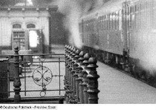 Neustädter Bahnhof. Auf einem Bahnsteig
