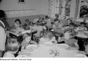 Kinder beim Essen