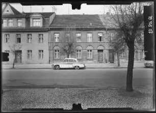 Neuruppin, August-Bebel-Straße 21/20. Wohnhäuser. Straßenfront