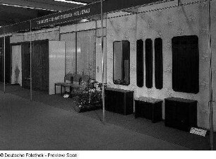 Flurgarderobe Japan : Ausstellungsfläche des VEB Möbelkombinat Dresden-Hellerau mit Garderobenmöbeln (rechts: Flurgarderobe "Japan")