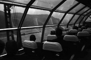 Koblenz; Bingen: Aussichtswagen des Rheingold-Express am Rhein zwischen Koblenz und Bingen