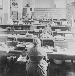 Saal für Tubenfüllung : Technikgeschichte | Technologie | Farben- und Tintenfabrikation | Tuben-Farben | Günther Wagner