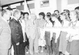 Erich Mückenberger mit Pionieren beim 13. Kongress der DSF