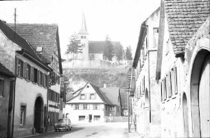 Bahlingen: Straße und Kirche