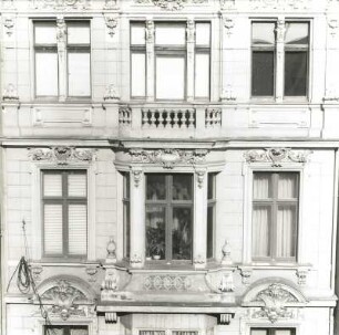 Cottbus, Spremberger Straße 37. Wohn-und Geschäftshaus (1896). Teilfassade ( 2. u. 3. OG)