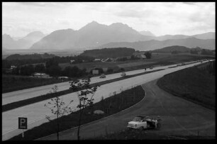 Strass: Autobahn Salzburg-Mondsee, Blick von der Brücke ins Salzachtal, bei Strass