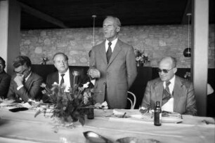 Freiburg: Konferenz Essen im Hotel Jägerhäusle, mit Oberbürgermeister Keidel, Direktor ? und Stadträte