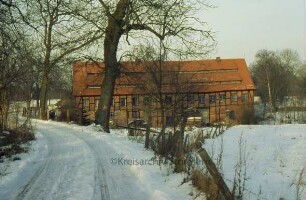 Drahtmühle: Frontseite(Süden) im Winter mit Straße zur Mühle davor