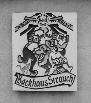 Strauch (Kr. Großenhain). Kommunales Backhaus. 2.H.19.Jh.: 1985 rekonstr. Erinnerungstafel