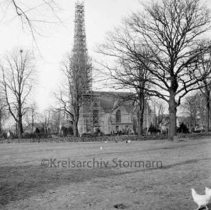 Friedenskirche: Turm mit Gerüst: Blick von Süden: vorn Dorfanger: dahinter Kirchhof und Bäume