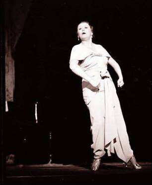 Kabarett der Komiker: Trude Hesterberg; (Arme auseinander); [Kess]