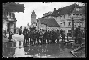 Hochwasser Ecke Brückengasse, Lindenstraße und Rechte Tauberstraße mit Personen auf Stegen, darauf Nr. 15