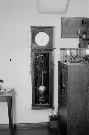 Pendel- und Quarzuhren im Observatorium Potsdam : Präzisions-Pendeluhr