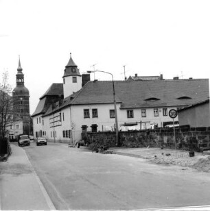 Bad Schandau, Marktplatz 12. Ehemaliger Brauhof (bezeichnet 1680). Straßenansicht von Westen, links Turm der St. Johannis-Kirche