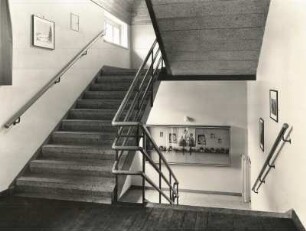 Nassau/Erzgebirge, Schule, Inneres, Treppe mit Wandschmuck und Vitrine