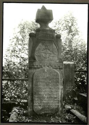 alter Friedhof. Grabstein des David Koch aus Assenheim, 1827