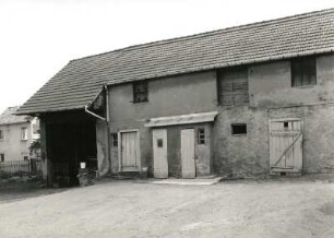 Medingen, Weixdorfer Straße 5. Bauernhof (1801/1850). Hofansicht des Stallgebäudes