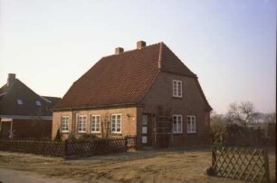 ehemaliges Gut Trenthorst-Wulmenau: Trenthorst 9: früheres Landarbeiterhaus: traufständige Straßenfront: Giebelseite mit Eingangstür