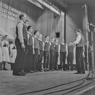 VI. Bundeskongress der Domowina in Hoyerswerda : Hoyerswerda. VI. Bundeskongress der Domowina. Auftritt eines sorbischen Chores