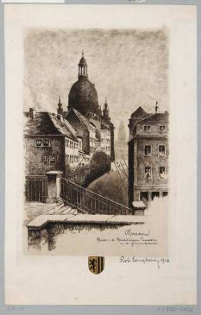 Dresden, Blick von der Brühlschen Terrasse nach Süden durch die Münzgasse, im Hintergrund die Frauenkirche und der Rathausturm, unter der Darstellung das Dresdner Stadtwappen in schwarzer Feder mit Gold koloriert