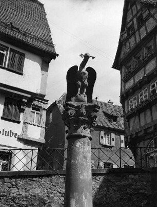 Adlerbrunnen : Adlerbrunnen (1576). Brunnenstock mit mit Schlüssel haltendem Adler. Bad Wimpfen, zwischen Salzgasse/Obere Hauptstraße
