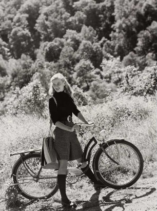 Modeaufnahme, Modell Peggy Lloyd Fahrrad fahrend (für Yardley)