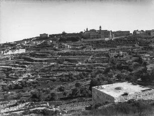 Bethlehem : Aussicht von einer Anhöhe auf über Bethlehem und die Geburtskirche, die sich im Hintergrund erhebt.