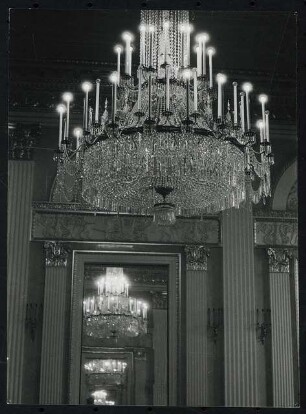 Nationaltheater, München Wiederaufbau: Detail Kronleuchter und Spiegel Königssaal / 1. Ranggeschoss