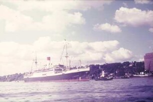 Reisefotos. Passagierschiff "Cap Norte" (1922; Vulkanwerft (Hamburg)) im Hamburger Hafen (heute Museumshafen), rechts das Union-Kühlhaus