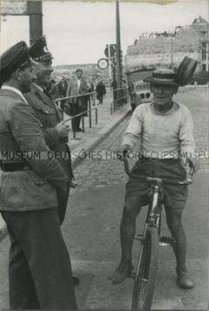 Das (Ost-)Berliner Original "Stohhut-Emil" alias Emil Riemer