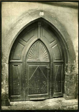 Mittelgasse 16. Torbogen spitzbogig, 16 Jh. Tor 19. Jh.