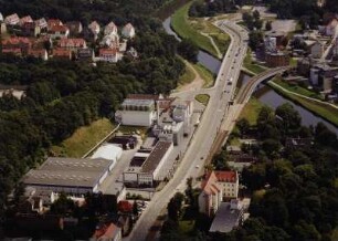 Zwickau, Talstraße mit Straßenbrücke über die Zwickauer Mulde sowie Straßenbahnstrecke mit eigenem Bahnkörper und Straßenbahnbrücke. Links Mauritius-Brauerei und Siedlung Dürerstraße, von Nordnordwest