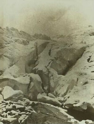 Österreich, Hohe Tauern. Gletscherspalte bei Neuschnee in der Nähe der Warnsdorfer Hütte