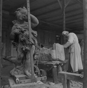 Putto mit Blütenzweigen : Wiederaufbau des Zwingers. Zwingerbauhütte. Putto mit Blütenzweigen. Sandstein; (1718/1719; Unbekannter Bildhauer) Dresden-Altstadt, Zwinger