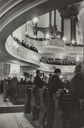 Hamburg. Kirche St. Michaelis. Gottesdienst in der Kirche, Menschen im Gebet