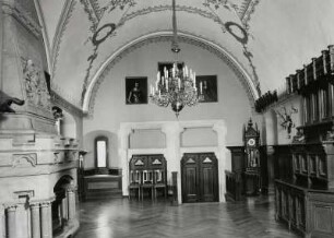Schloss Kuckuckstein, Rittersaal mit Kamin, Standuhr und Schrank vor Wandvertäfelung, Ende 19. Jh.