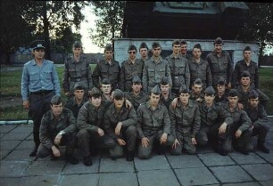 DDR. Gruppenbild von NVA-Angehörigen (vielleicht Rekruten)