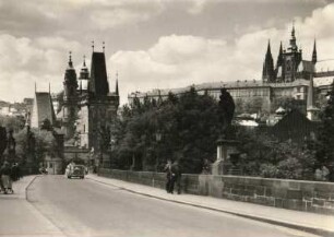 Prag. Karlsbrücke (beg. 1357). Blick zur Kleinseite mit Brückentürmen, Nikolaikirche und Hradschin mit Dom