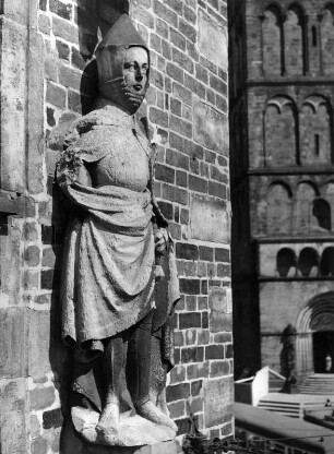 Weibliche Figur : Weibliche Figur. Stein (1405-1410). Bremen, Altes Rathaus