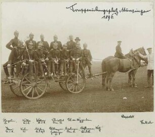 Offiziere (fünfzehn Personen) bei der Rückfahrt von einer Übung auf dem Truppenübungsplatz Münsingen, auf einem von Pferden gezogenen Wagen sitzend