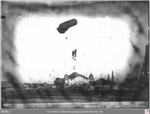Internationale Luftschiffahrt-Ausstellung (ILA) mit Fesselballon, Festhalle im Hintergrund