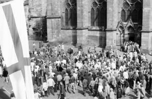Freiburg: Spalier in das Münster, vom Kaufhaus