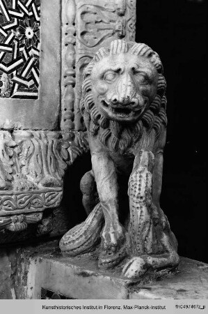 Königsthron Wilhelms II. : Thron, linke Armlehne: Löwe über Greif