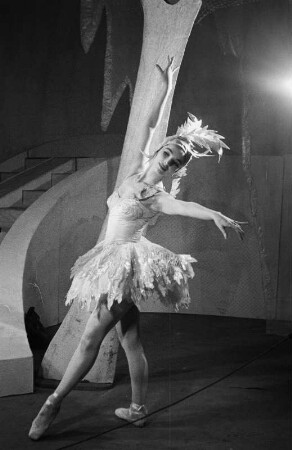 Szenenbilder aus dem Ballett "Kindertraum" von G. Bizet mit H. v. Kusserow, N. Vesca, M. Piel, Staatsoper 05.02.1952