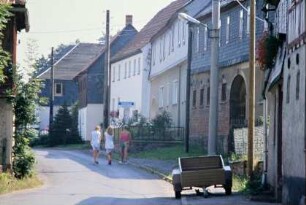 Gebäudeensemble der Winterseite (Nr. 58-65); die Gebäude im Ort sind überwiegend traufständig, es gibt rundbogige und rechteckige Torfahrten