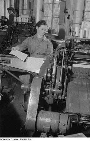 Lehrling an einer Druckmaschine