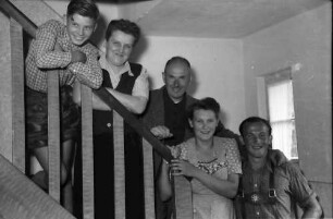 Nierswalde: Familie, Gruppe auf Treppe