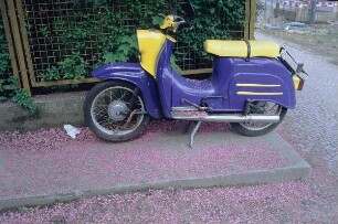 DDR. Abgestelltes Moped vom Typ "Schwalbe"
